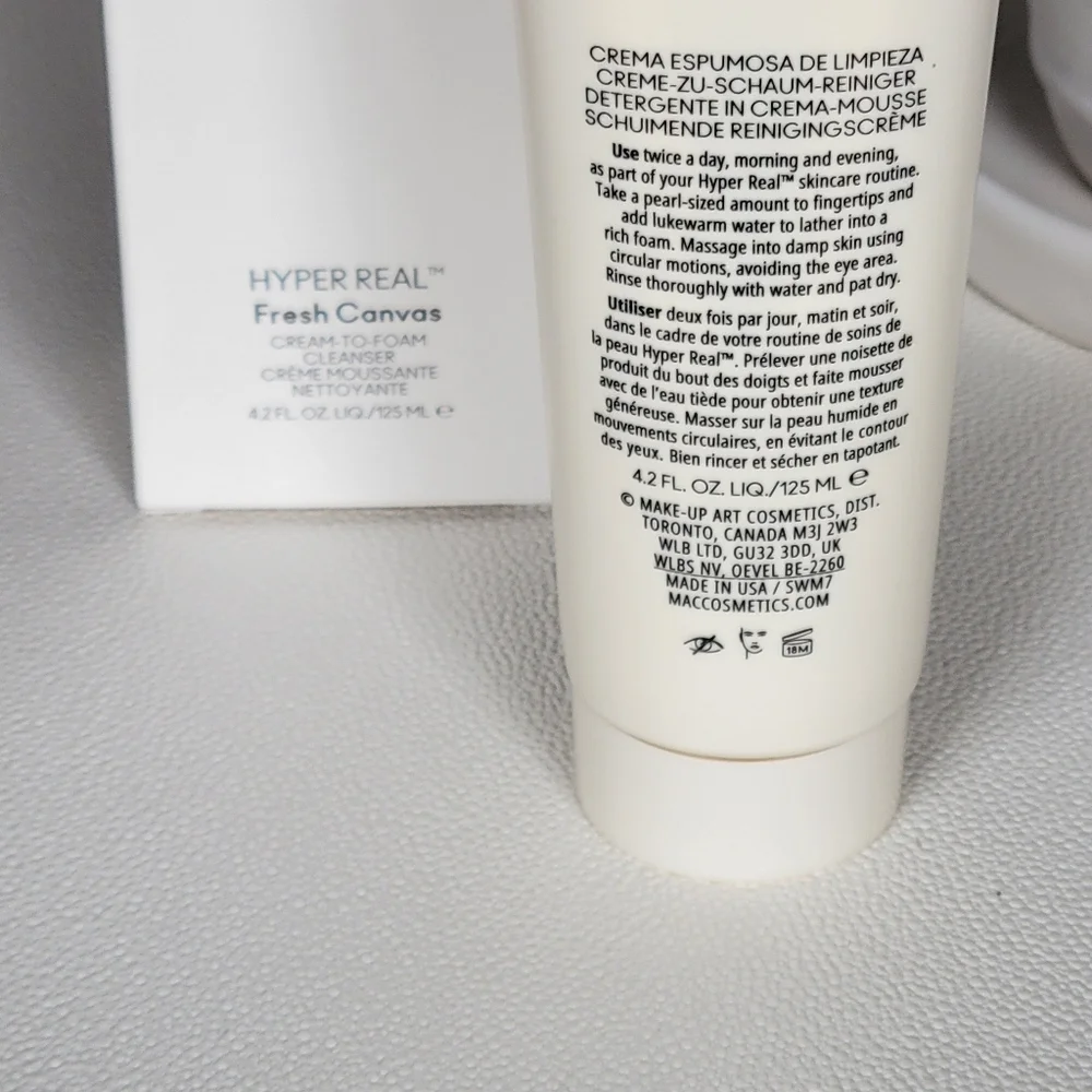 MAC HYPER REAL Fresh Canvas cream to foam cleanser